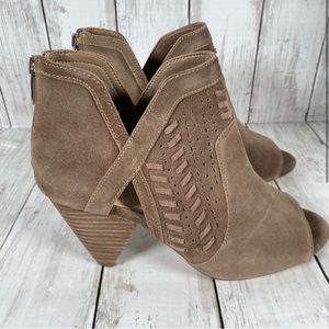 Vince Camuto Taupe Suede Cutout Peep Toe *Worn once* Comfortable! Bootie Sz 8.5